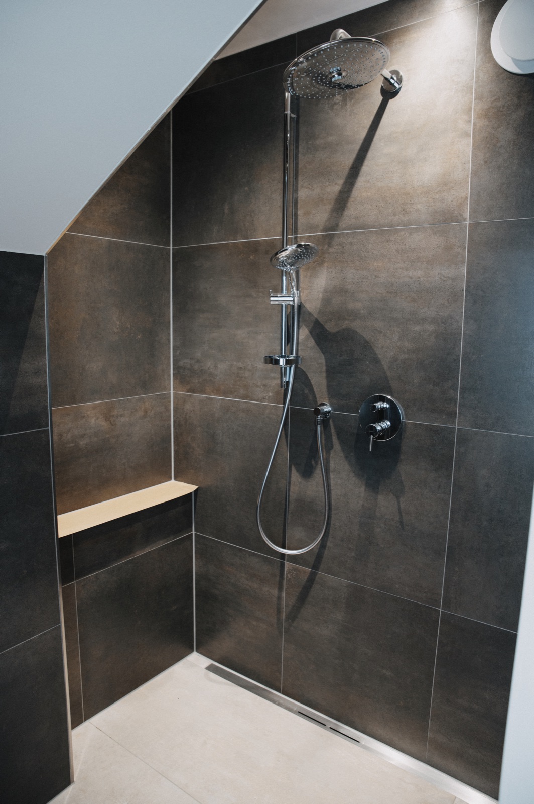 Dusche mit Sitzbank