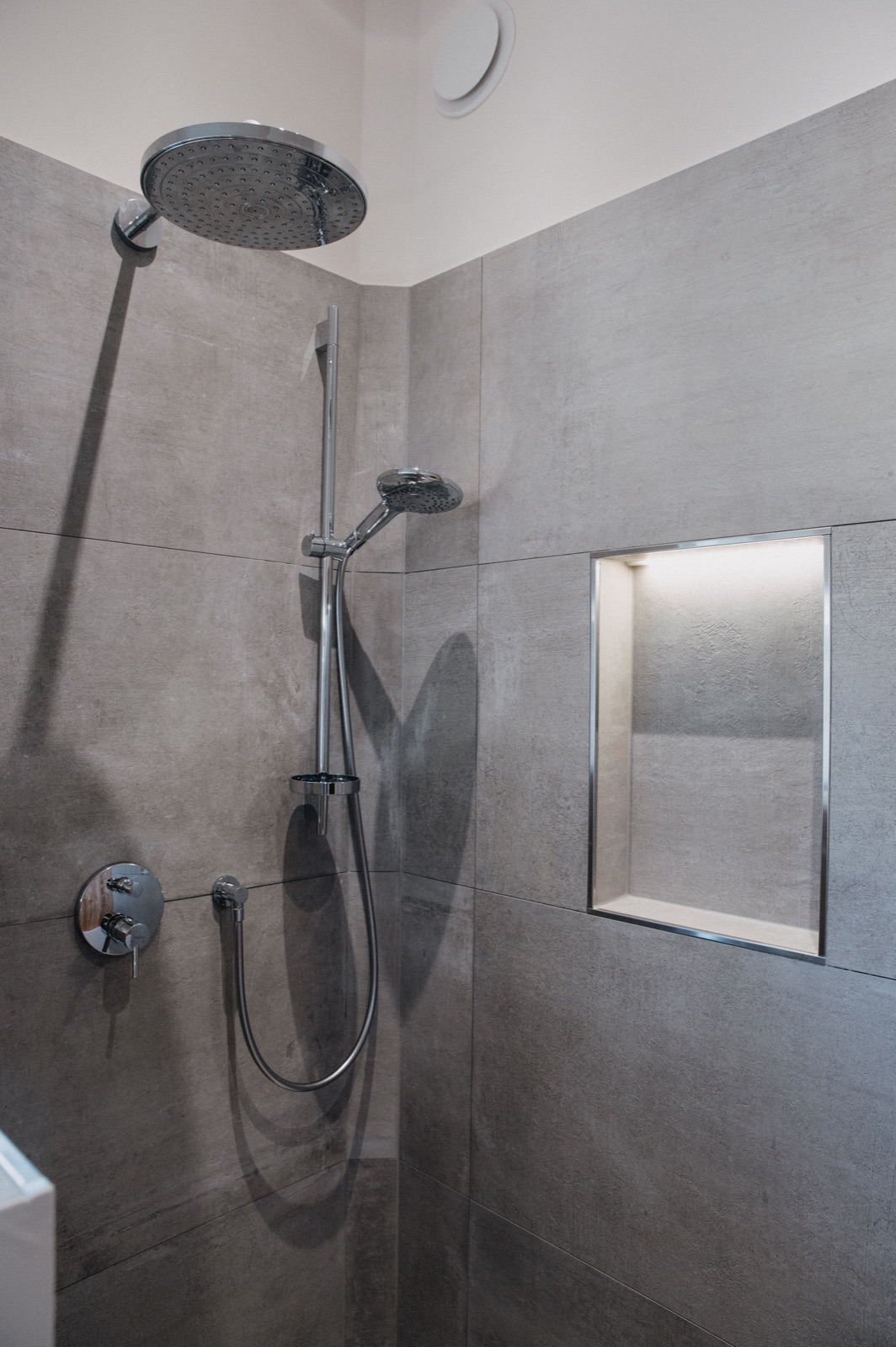 Regendusche mit Wandnische